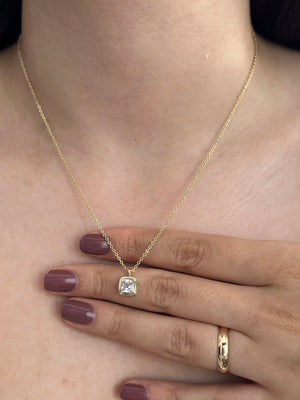 Ucu Kare Taşlı Kolye