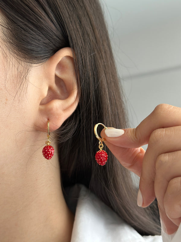 Çilekli Çelik Küpe