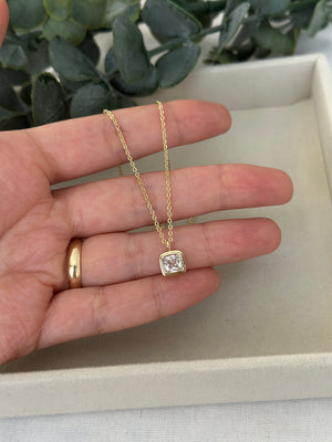 Ucu Kare Taşlı Kolye