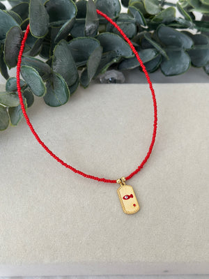 Dikdörtgen Plaka Kırmızı Kolye