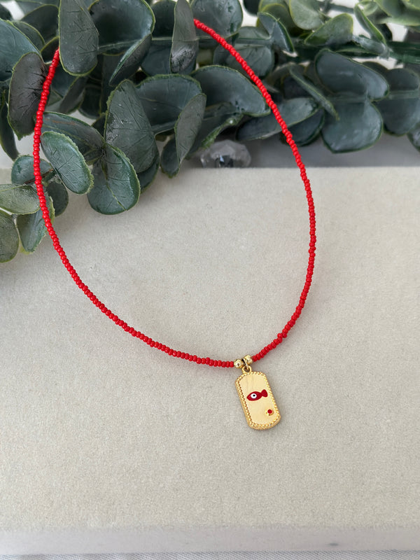 Dikdörtgen Plaka Kırmızı Kolye