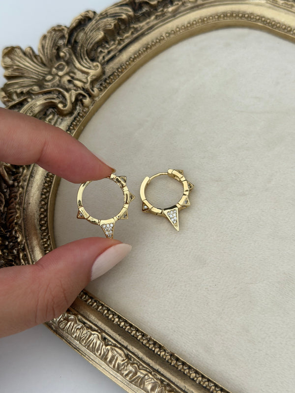 Gold Sivri Uç Küpe