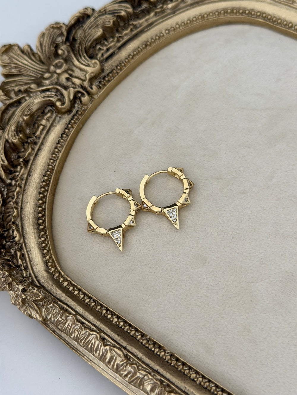 Gold Sivri Uç Küpe